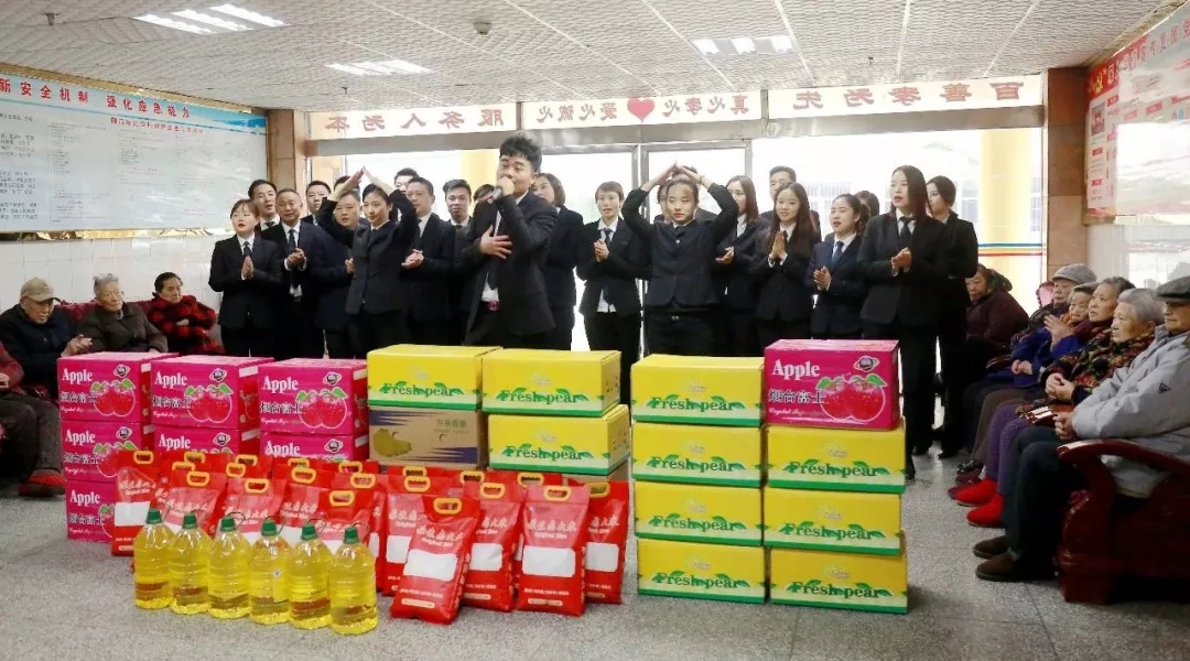 现场群艺员工的一首《相亲相爱一家人》让在场的老人们拍手叫好 现场群艺员工的一首《相亲相爱一家人》让在场的老人们拍手叫好