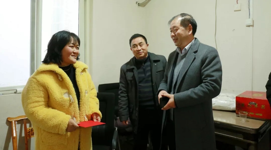 湖北群艺集团长期关注社会上的贫困弱势群体 湖北群艺集团长期关注社会上的贫困弱势群体