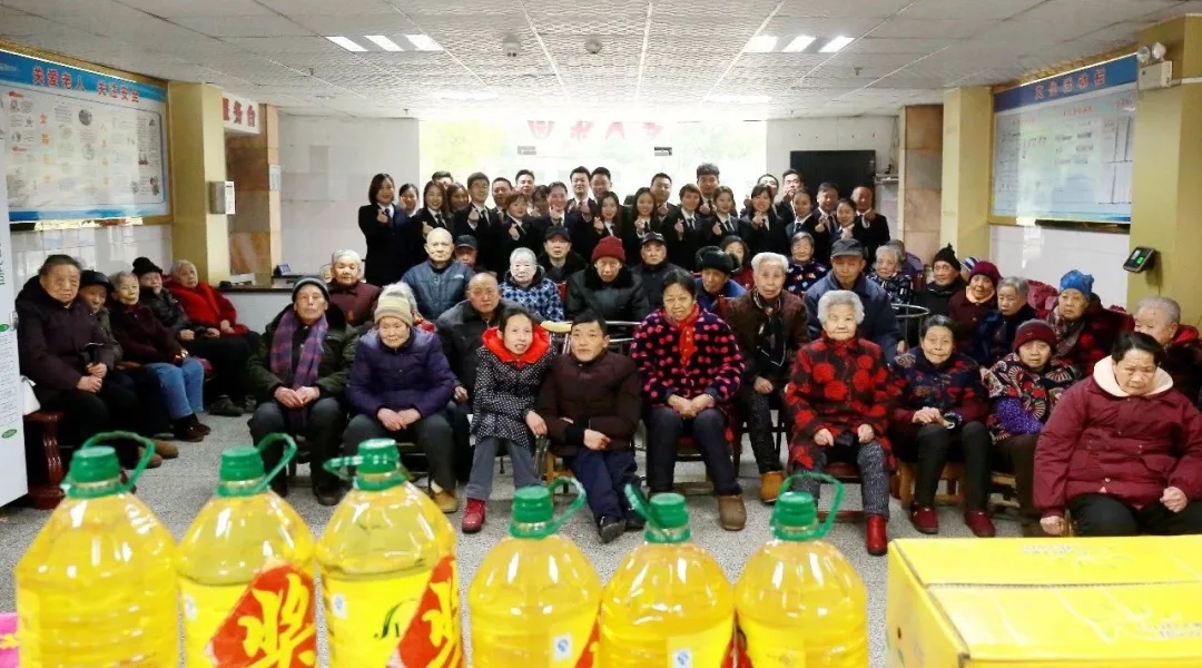 湖北群艺的员工代表为老人们送去了满满一车的大米、食用油、水果等春节物资 湖北群艺的员工代表为老人们送去了满满一车的大米、食用油、水果等春节物资