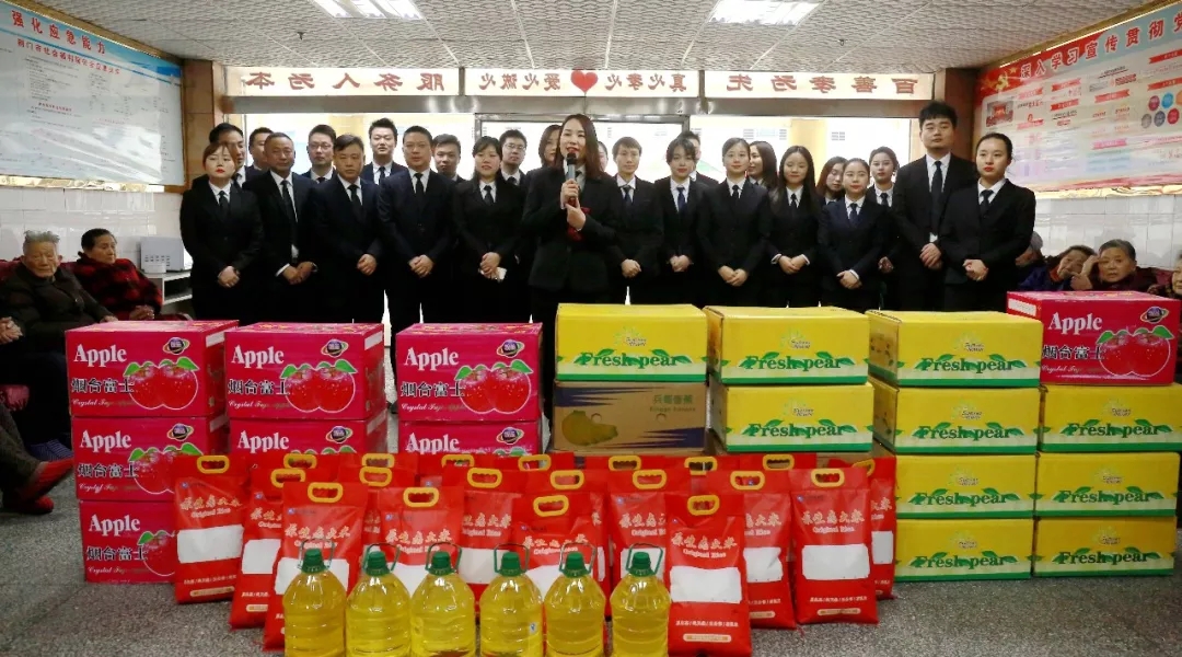 现场群艺员工的一首《相亲相爱一家人》让在场的老人们拍手叫好 现场群艺员工的一首《相亲相爱一家人》让在场的老人们拍手叫好